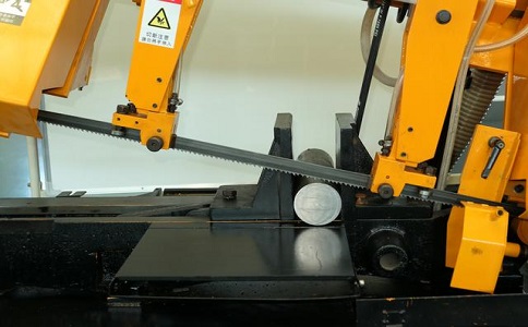 东西湖数控带锯床自动送料精度会出现偏差吗？